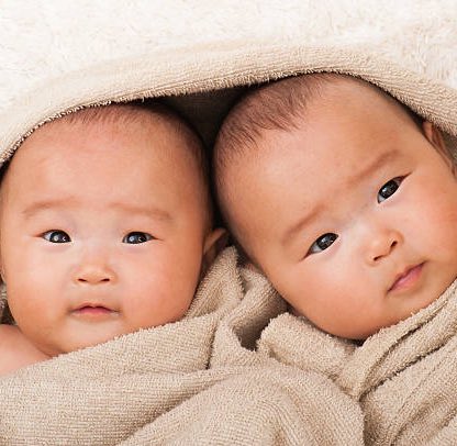 Cultination1's tweet image. 🇯🇵👶🏥UNE ERREUR QUI CHANGE DEUX VIES À JAMAIS

En 1953, deux bébés garçons naissent dans un hôpital de Tokyo à seulement 13 minutes d’intervalle. Une seule erreur va bouleverser leur destin pour toujours.

L’un des nouveau-nés rentre chez lui avec une mère veuve qui vit dans un…