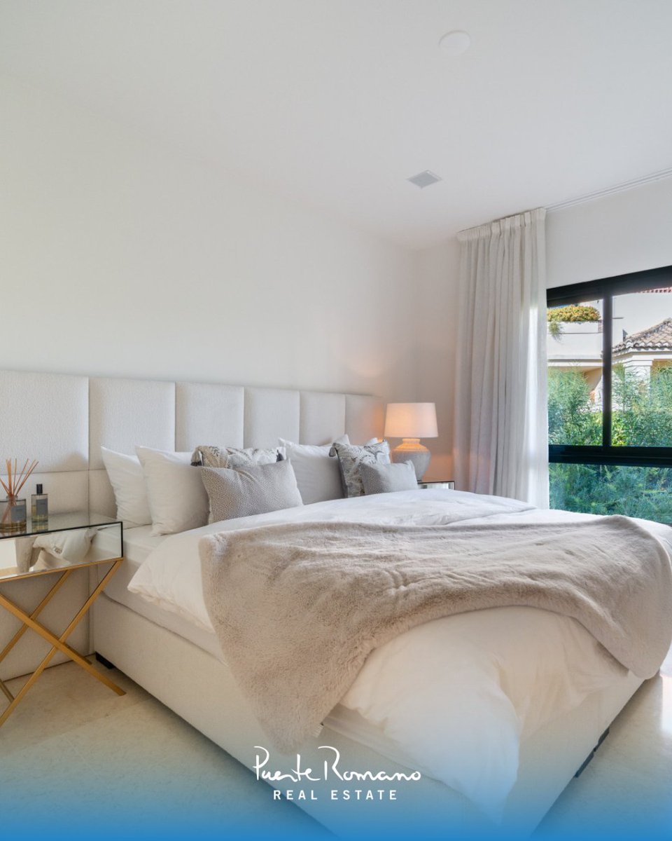 Los Capanes del Golf Penthouse

South-facing with panoramic sea and mountain views
107m² of private terraces across two levels
Two parking spaces and storage room
Resort amenities: spa, gym, five pools

€1,295,000 | PRRE-15880

#Marbella