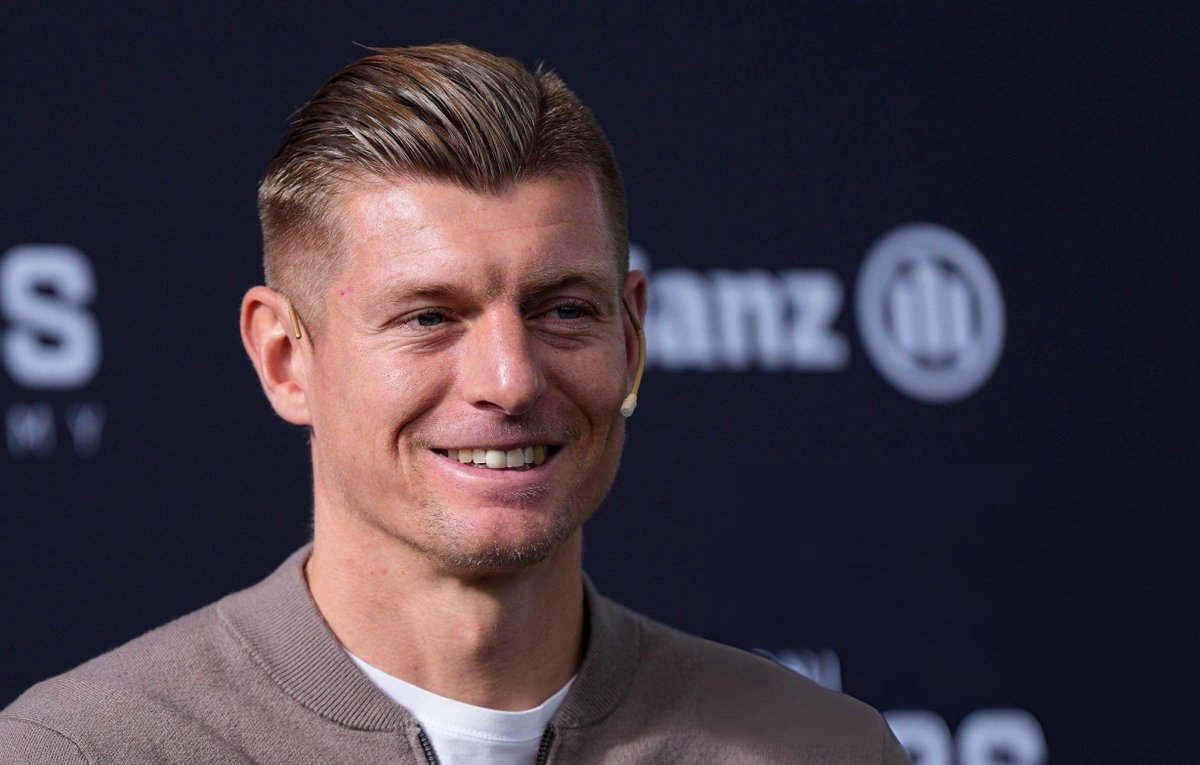 😳🔥 TONI KROOS HABLA DEL REAL MADRID EN UN ACTO PARA SU ACADEMIA

🏆 “No necesito que me digan que me echan de menos. Me fui con una sonrisa y un buen título”

🔄 “Es importante adaptarte a los futbolistas que tienes, no ayuda a nadie hablar de los que estaban antes”

🫂 “Vini