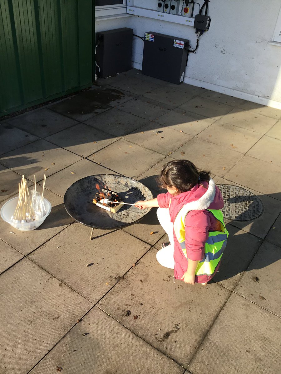 BentleyWestWS2's tweet photo. What a busy morning Year 3 have had! Marshmallow toasting, fire starting, outdoor games, making Christmas decorations and making their own sandwiches for lunch 🎄#BWPS https://t.co/GhGa6t5yoF
