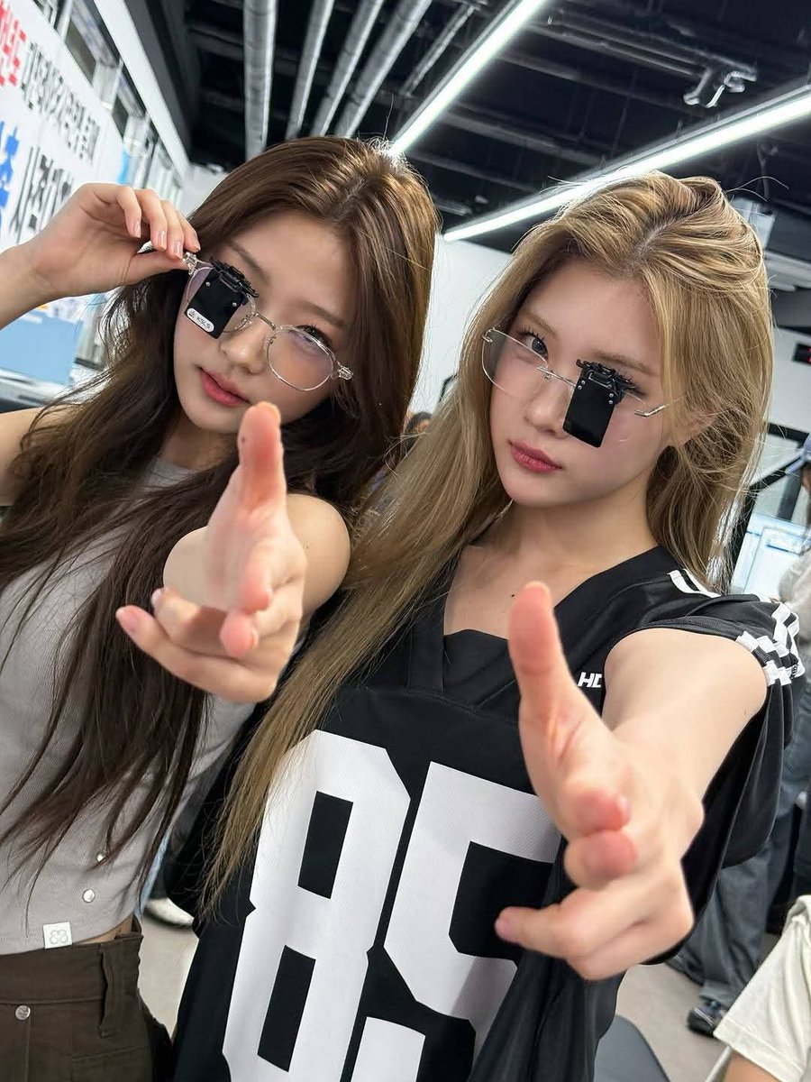 translatingH2H's tweet image. Juun&apos;s birthday wishes from Stella 👾🧁

&quot;To: Jjuun-ie♡♡
Our Juun the cutest! Happy birthday♡
From when we were trainees until now, you have always taught me dance and helped me... I&apos;m always so thankful♡
You do know that you&apos;re really really cool… right??
Since today is…