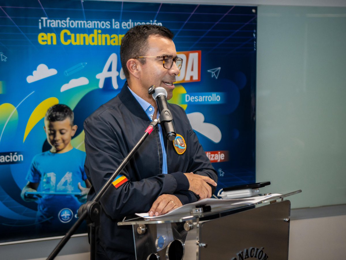 JorgeEmilioRey's tweet photo. La educación STEM tiene como objetivo acercar a los estudiantes a la ciencia, la tecnología y la resolución de problemas a partir de experiencias prácticas. Con dicho propósito, hemos incorporado estos enfoques en los procesos pedagógicos del departamento y, en ese marco, entregamos las primeras 17 salas STEM, a igual número de municipios, gracias a una inversión realizada por la Secretaría de Educación de Cundinamarca que asciende a $4.200 millones. A partir de ahora, estas instituciones contarán con ambientes que fortalecen el pensamiento crítico, la creatividad y la curiosidad científica.

Este esfuerzo llega a instituciones educativas de municipios no certificados que, durante años, no habían tenido acceso a espacios formativos de este nivel. Con estas aulas, nuestros colegios inician una nueva etapa en la que los estudiantes pueden explorar, crear y aprender mediante metodologías que responden a las exigencias del mundo actual.

Más de 15.000 estudiantes y más de 45 docentes se beneficiarán de estos ambientes de innovación, que contribuyen al mejoramiento del rendimiento académico y al cierre de brechas entre el campo y la ciudad. Continuaremos trabajando para que más instituciones educativas del departamento cuenten con espacios que abran oportunidades reales de aprendizaje y futuro para nuestras comunidades educativas.