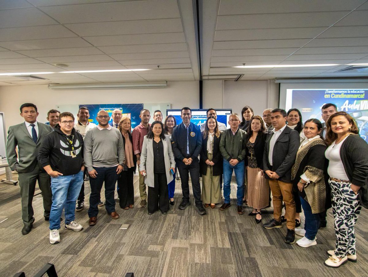 JorgeEmilioRey's tweet photo. La educación STEM tiene como objetivo acercar a los estudiantes a la ciencia, la tecnología y la resolución de problemas a partir de experiencias prácticas. Con dicho propósito, hemos incorporado estos enfoques en los procesos pedagógicos del departamento y, en ese marco, entregamos las primeras 17 salas STEM, a igual número de municipios, gracias a una inversión realizada por la Secretaría de Educación de Cundinamarca que asciende a $4.200 millones. A partir de ahora, estas instituciones contarán con ambientes que fortalecen el pensamiento crítico, la creatividad y la curiosidad científica.

Este esfuerzo llega a instituciones educativas de municipios no certificados que, durante años, no habían tenido acceso a espacios formativos de este nivel. Con estas aulas, nuestros colegios inician una nueva etapa en la que los estudiantes pueden explorar, crear y aprender mediante metodologías que responden a las exigencias del mundo actual.

Más de 15.000 estudiantes y más de 45 docentes se beneficiarán de estos ambientes de innovación, que contribuyen al mejoramiento del rendimiento académico y al cierre de brechas entre el campo y la ciudad. Continuaremos trabajando para que más instituciones educativas del departamento cuenten con espacios que abran oportunidades reales de aprendizaje y futuro para nuestras comunidades educativas.