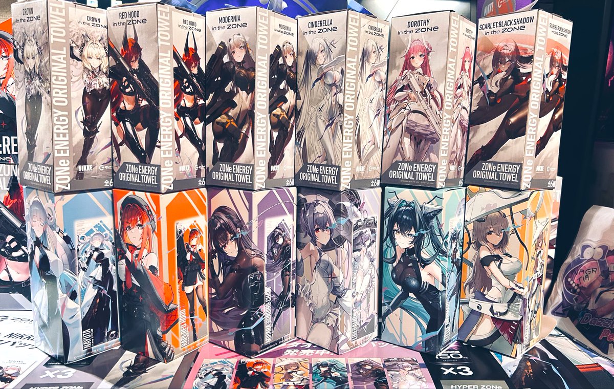 wing_crim's tweet image. 温泉♨️入って帰ってくるの遅くなった
去年の分と並べてみました！
今年はちゃんとしたBOXになってないから飾りにくいかもだけどタオルの入ってる細い箱は去年同様カッコいいね❗️
#ZONE
#NIKKE