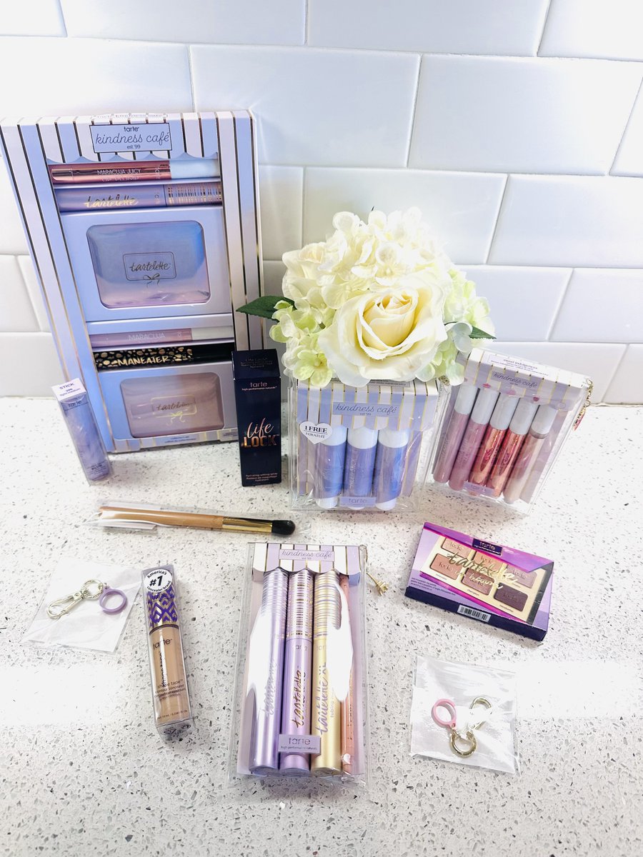 jsismee's tweet photo. STOP scrolling 🎄 My @tartecosmetics Kindness Cafe holiday review is live and these sets are INSANE value 😱 Juicy lips, big lashes, bright under eyes and gift ideas for everyone. 

Read it here 👉 https://t.co/Zu4lDTalpQ

 #tartecosmetics #holidaybeauty https://t.co/r0n3mX2Wem