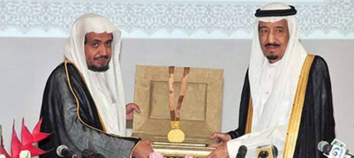 رحم الله معالي الشيخ د محمد العقلا وغفر له وجعل مانزل به كفارة ورفعة للدرجات.
زرته بعد سنتين من إدارته للجامعة الإسلامية ،
كان يستقبل المراجعين والطلاب بعد صلاة المغرب فوجدت منه الترحيب والتواضع الكبير ، سألته عن سر نجاحه في إدارة الجامعة والتعامل مع الطلاب ؟ فقال رحمه الله :