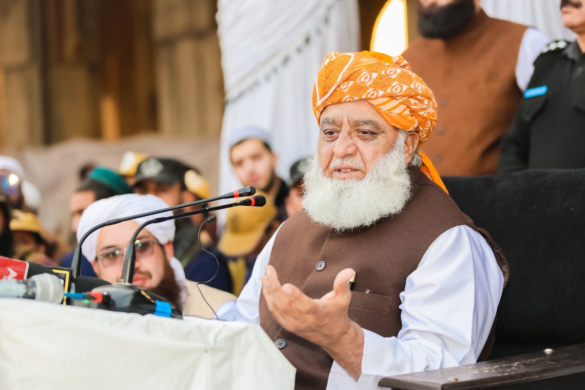 ختمِ نبوتؐ ہمارا ایمان ہے، اور اس ایمان کی حفاظت کیلئے مولانا فضل الرحمن سیسہ پلائی دیوار کی طرح ڈٹے ہیں۔
#محافظ_ختم_نبوت_مولانا