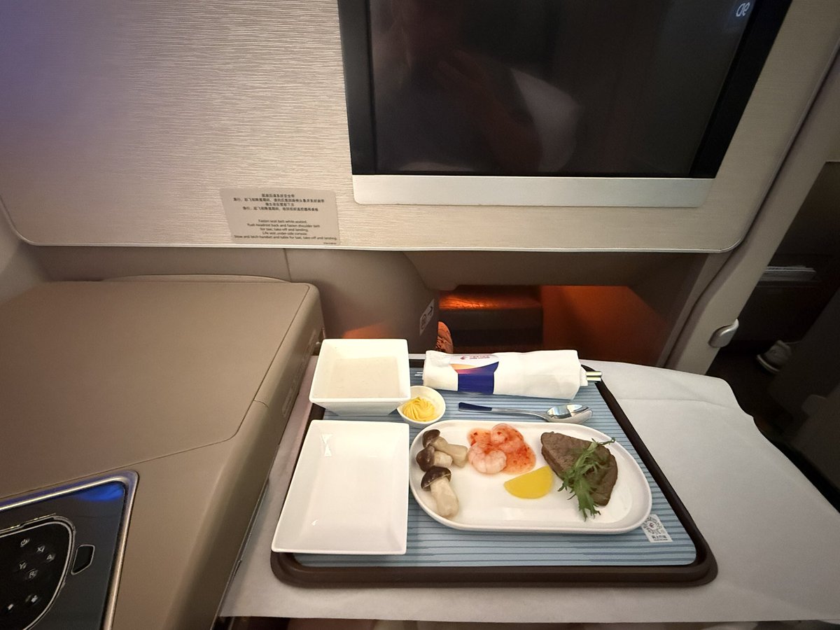 BitInvolution's tweet image. 除了OKX，我们MSX也会给员工的长途飞行安排公务舱。

所以虽然是刚结束日本七天的团建，就直接来迪拜出差，但还是干劲满满。

员工非常简单的，你对他好他就对你好。我比老板还担心交易量起不来或者用户量起不来。…