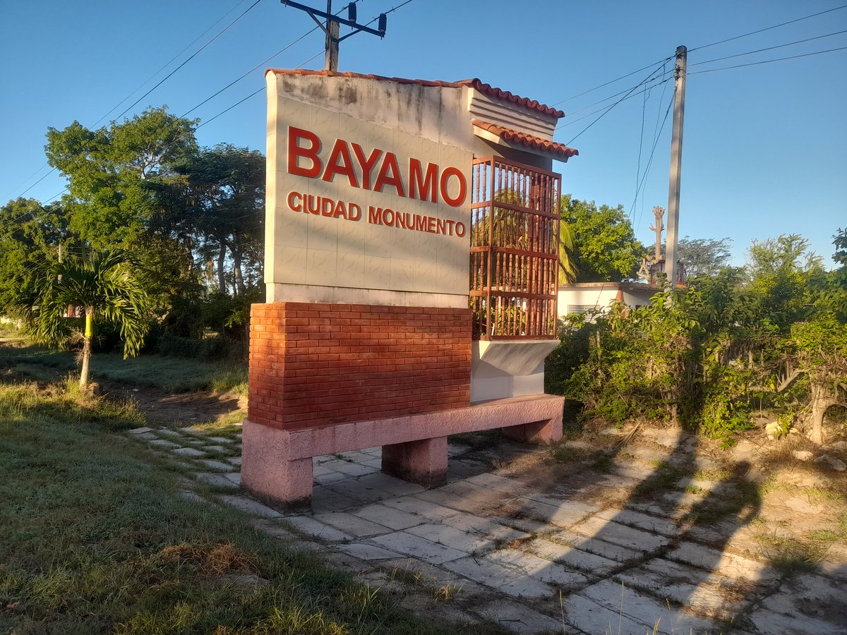 Recorrimos bien temprano la entrada por Holguín a la ciudad de #Bayamo. Avanzar en la chapea, pintura y restauración de la valla y del techo de las paradas, acciones a acometer de inmediato para continuar #UnidosXCuba