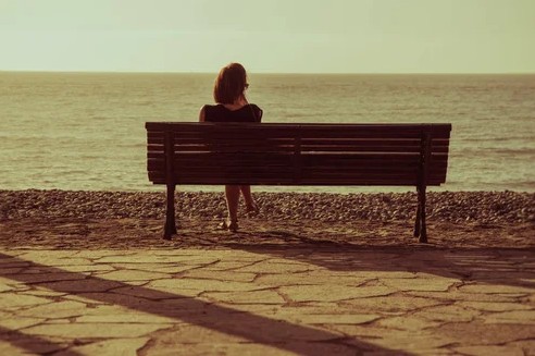 Μια γυναίκα που ξέρει τι θέλει 
δεν ακολουθεί το πλήθος..
Συνήθως είναι μόνη της..