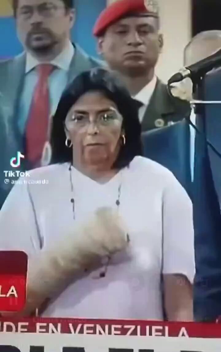 Esa delincuente ni con los años que le quedan de vida presa pagaría sus crímenes. Le ha hecho un dañó terrible a nuestro país ...Traficante de oro, petróleo y cocaína. Ella y su hermano Jorge deben ser enviados al CECOT para que paguen por décadas sus crímenes. ¡Muera la tiranía!