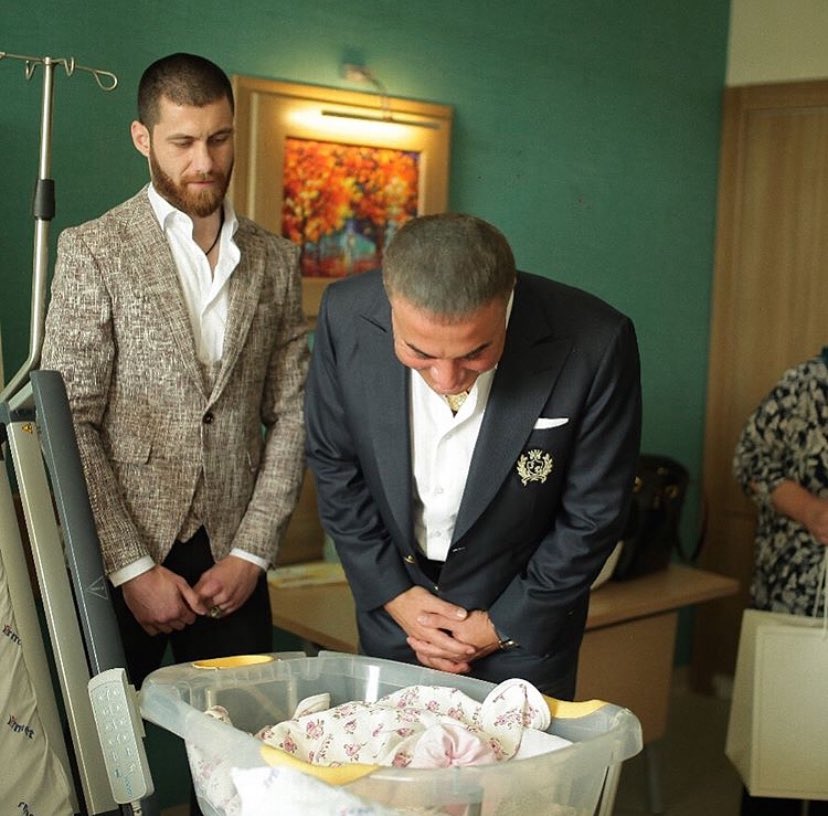 Sıra dışı şeyler sıradan insanlarla yapılmaz.
Benim hayallerim çocukken hep sıra dışıydı bende bu yüzden sizi sevdim REİS'im <a href="/sedat_peker/">Sedat Peker</a> 
Çocukken kurmuş olduğu hayalleri gerçekleştiren insanlar mutlu insanlardır ben çocukken sizin kardeşiniz olma şerefinin hayalini kuruyordum