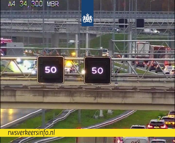 Eén rijstrook dicht op de A4 bij Zoeterwoude-Dorp, hulpdiensten aanwezig