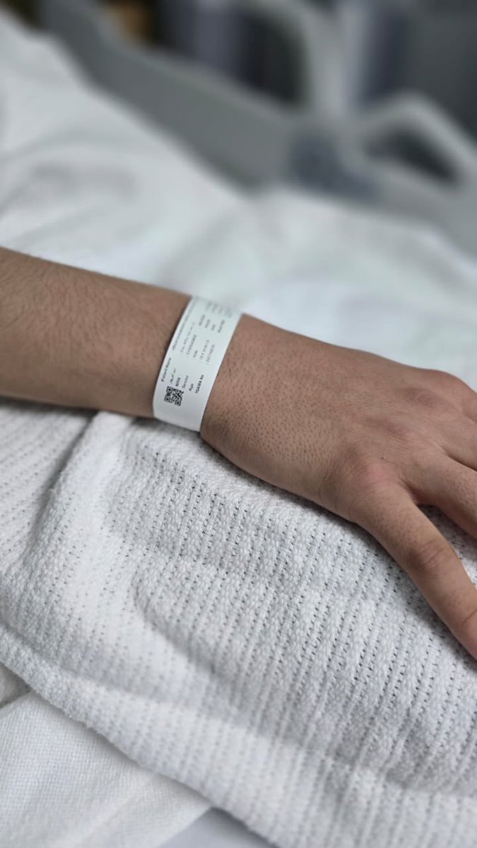 دخل ولدي كنان قبل قليل مستشفى الملك سعود الطبية للتنويم واستكمال الفحوصات اللازمة استعداد لعملية جراحية غدا بإذن الله أسأل المولى الكريم أن يلطف به ويكتب له الشفاء العاجل والصحة الدائمة وأنا أكتب هذه الكلمات وقلبي معلق بالدعاء وطمعي كبير بمحبتكم أن ترفعوا له دعوة صادقة في ظهر