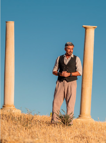 annesotv's tweet photo. Après "le Maillon Faible", Olivier Minne s'apprête à faire ses premiers pas en prime time sur M6 avec le jeu inédit "Pandore" ! 
Le tournage a eu lieu à Osuna en Espagne, notamment dans des décors vus dans "Game of Thrones". 
Diffusion le 22 décembre à 21h10. https://t.co/79vWAulndg