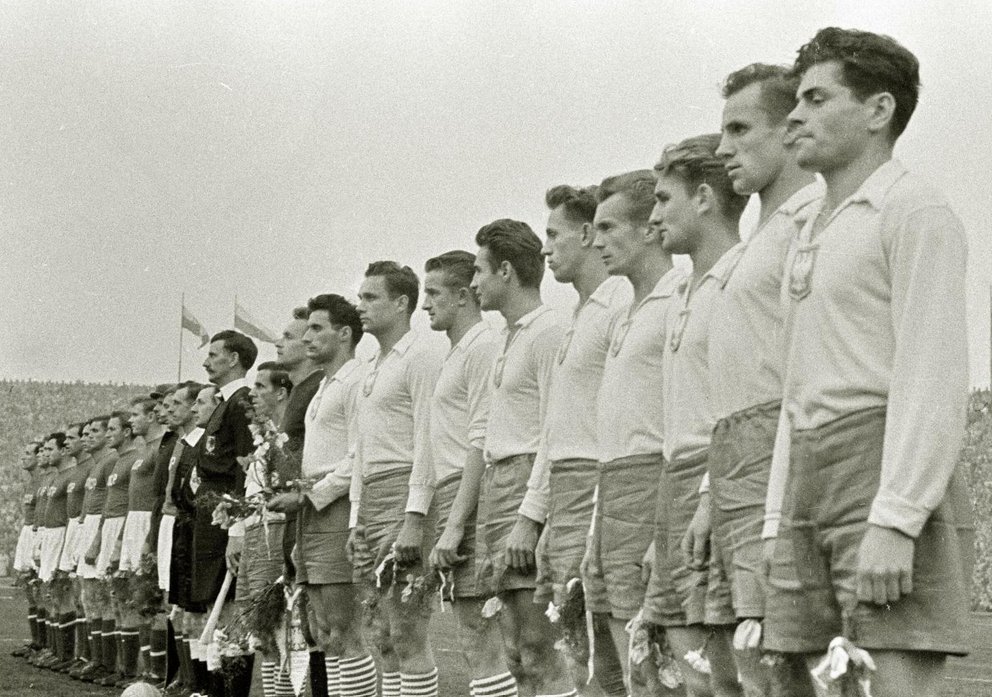 Mówiono, że za komuny Polacy byli w euforii 2 razy - gdy Polak został <a href="/Pontifex_pl/">Papież Leon XIV</a> i gdy pokonaliśmy Sowietów⚽️ w 1957. Bohaterem meczu był Lucjan Brychczy, z którego podań padły bramki.

"Kici", legenda <a href="/LegiaWarszawa/">Legia Warszawa 🏆</a> i reprezentacji #Polska🇵🇱, odszedł rok temu.

#PamiętaMY