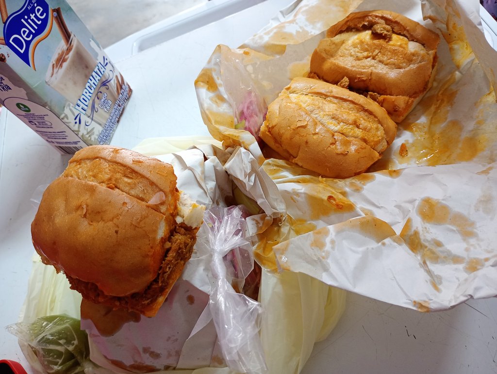 Ando atendiendo el changarro de mi hermana y el amix me vino a acompañar 

Ajá, ya tuve que pedir desayuno para estar al tiro 
Ni hemos vendido nada, pero ya estamos con el hocico sucio de grasa🤣