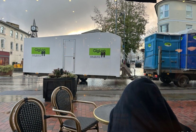 Angela_Funnell's tweet image. Portaloos Just arrived at Fiveways in TW - hopefully so that businesses can continue to operate. Are this being provided by TWBC @ThreshedThought
