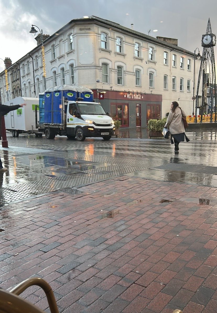 Angela_Funnell's tweet image. Portaloos Just arrived at Fiveways in TW - hopefully so that businesses can continue to operate. Are this being provided by TWBC @ThreshedThought