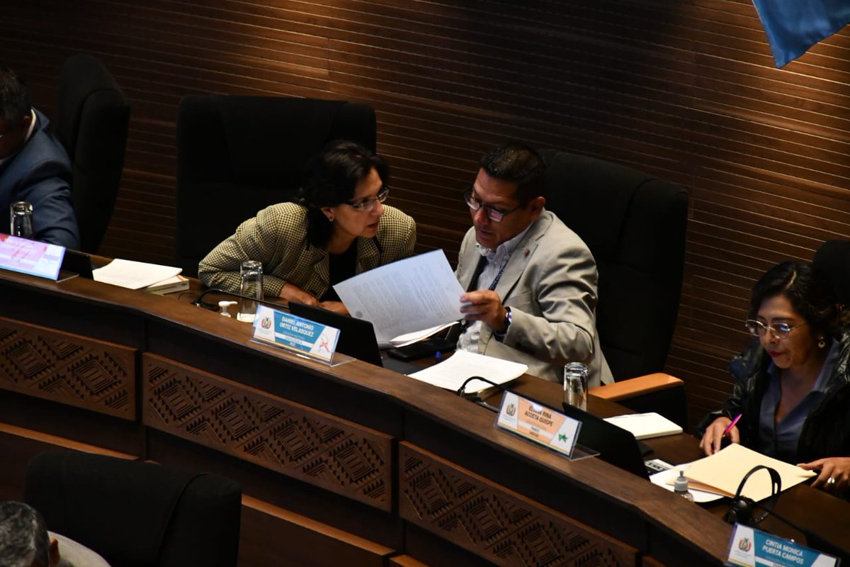 grupoeldeber's tweet image. Se reinstalo la Sesión Ordinaria de la Cámara de Senadores, para el trato de ley transitoria de elección de los vocales para el tribunal supremo electoral aprobado en la Cámara de Diputados.
📌Manténgase informado en eldeber.com.bo

#ElDeber #Bolivia #Senadores #Vocales