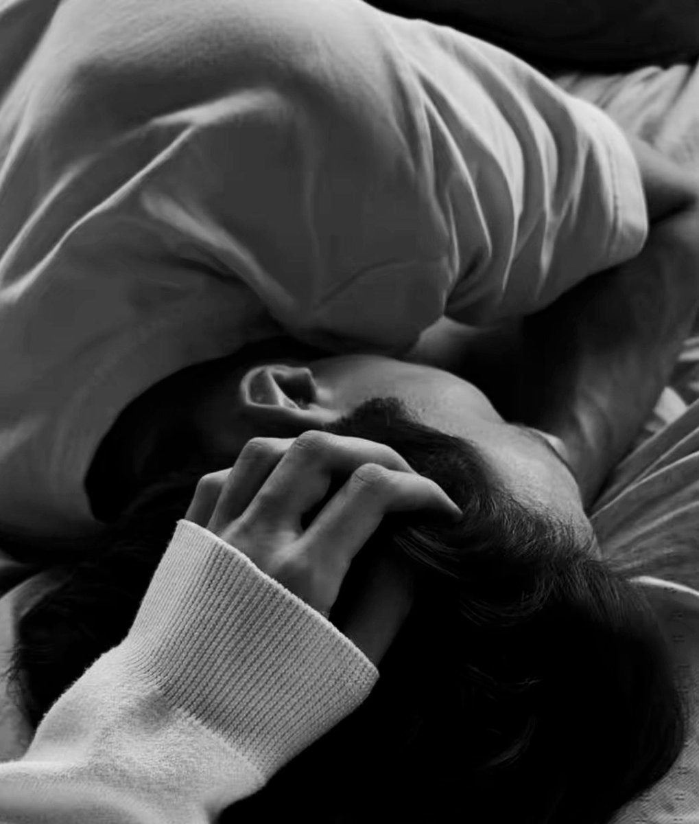 انا لك دٌنيا تلمك من أتعابك 
وانا لك عٌمـر يغنيك عن هالدنيا.✨♥️🌍