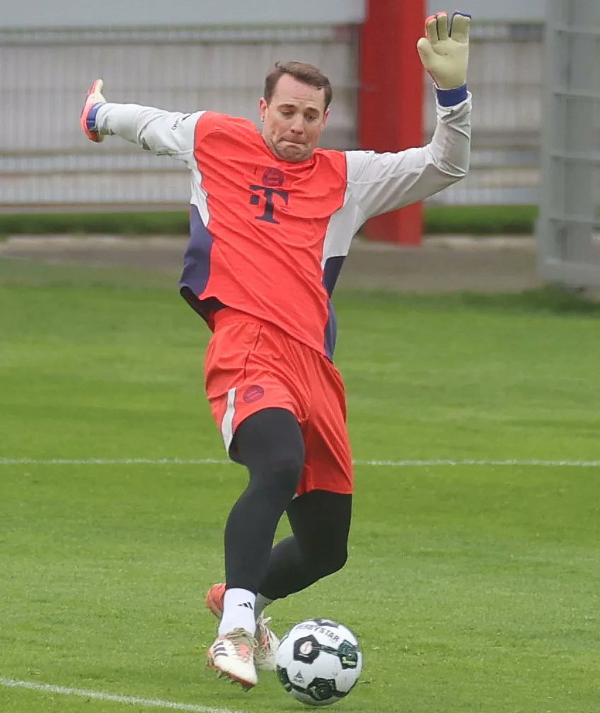 spielertrainer_'s tweet photo. The best news of the day: Neuer has shaved off his moustache. https://t.co/JTA9ygSH8L
