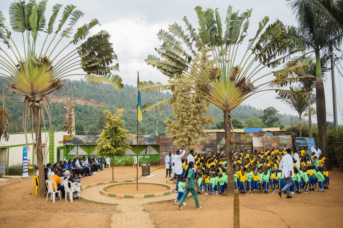 RwandaBankers's tweet photo. Speaking during the handover ceremony, @TNtore, the CEO of Rwanda Bankers’ Association (RBA), reaffirmed RBA’s commitment to supporting vulnerable communities and contributing to long-term social impact.

#RwandaBankers https://t.co/HYdMkljuXI