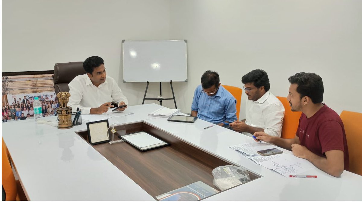 Mohankumar207's tweet photo. #upsc Interview Season begins! Frm 8 Dec, I’m back 2 wt I love most—1:1 interview mentorship. Sharing a glimpse from a DAF session at our Bengaluru HQ.

After 12 years, this phase still inspires me the most—real conversations, mutual learning, visible growth

#UPSCPreparation https://t.co/T66BoziUVS