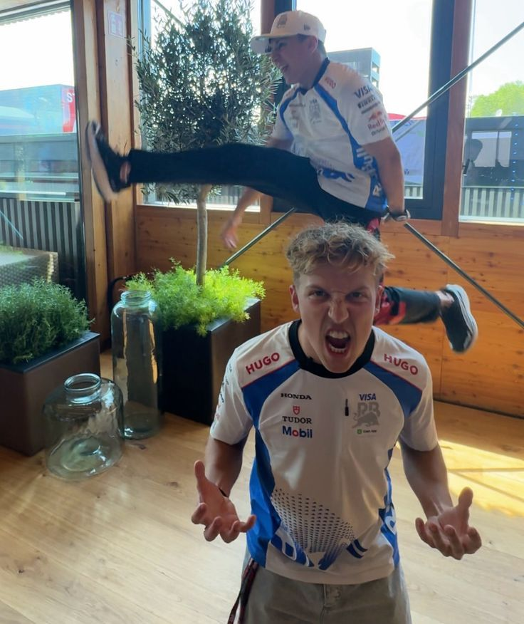 op81sfrontwing's tweet image. IM ACTUALLY GONNA MISS THESE IDIOTS SO BAD 😭