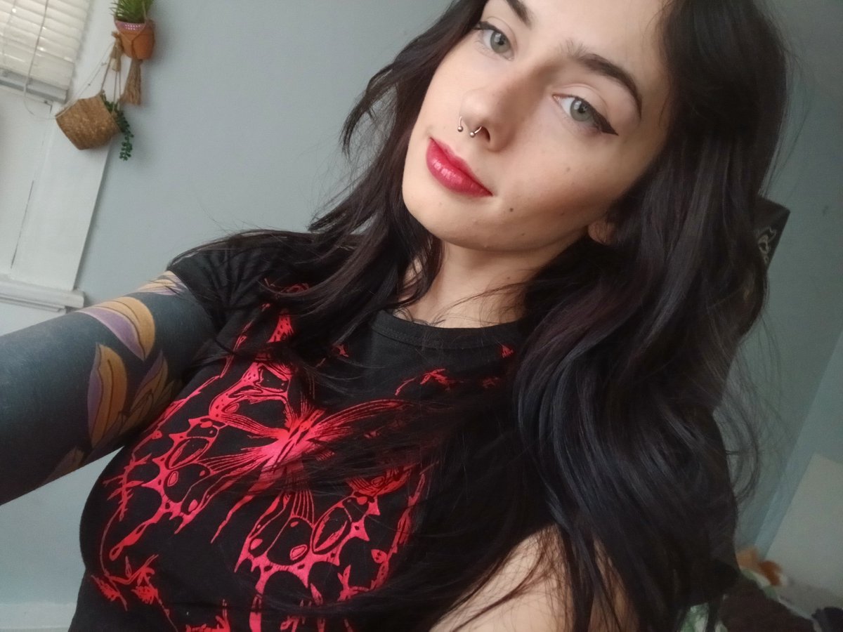 BexBex945874's tweet photo. This shirt on stream tn? ;) 💋 https://t.co/ThzBQALPMf