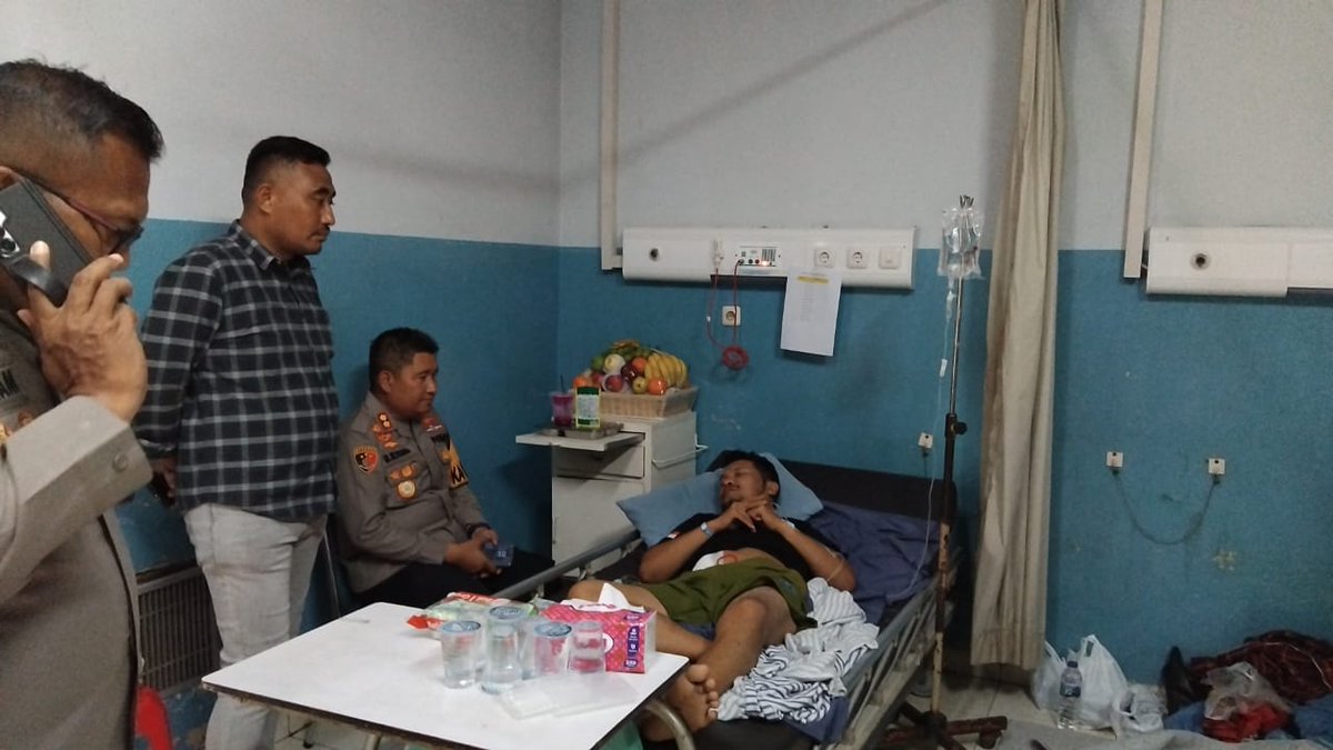 Hal yang membuat aku terharu ketika Kapolres Cilegon beserta Kabagops serta Kasat Intelnya Hingga Kasat Narkoba Datang Menjengukku Pasca Operasi Usus Buntu.

Terima Kasih Bantuannya Komandan, Semoga kalian diberikan kesehatan dan karir yang baik untuk terus membela rakyat kecil.