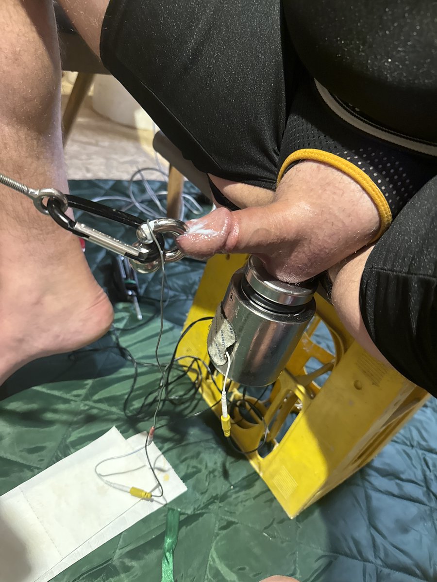 lowcutgerman's tweet photo. Morgen, am 3. Dezember 2025, ab ca. 20.00 Uhr, e-Stim-Session im Hotel in Hannover. Bin per cam online und evtl. auch live besuchbar. https://t.co/m170nwnokO