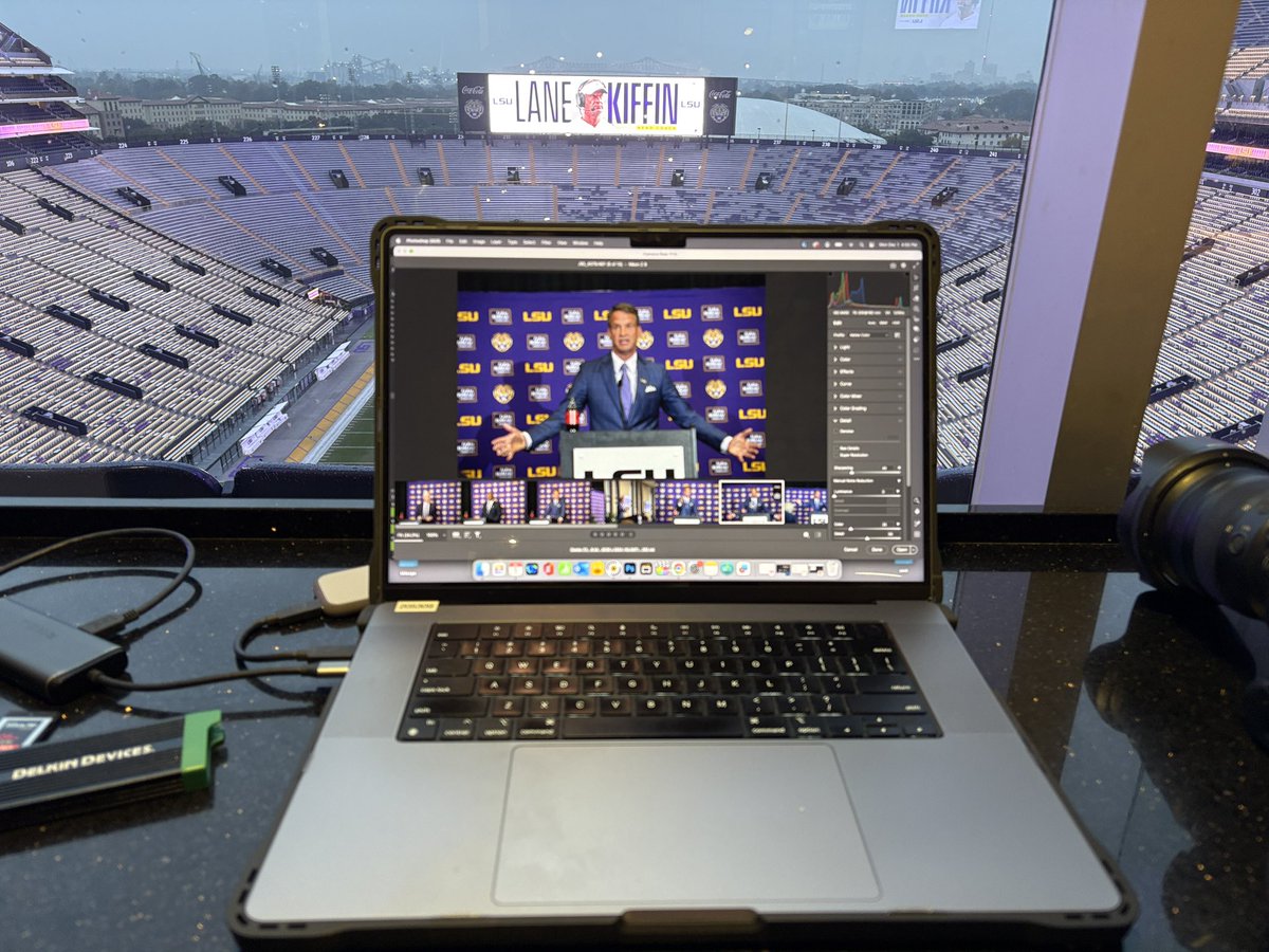 mjohnsonphoto's tweet image. 24 hours covering the Kiffin experience. How it started: finding @Cauble fresh from Oklahoma as the planes leave. How it ended: editing 📸 for @theadvocatebr in Tiger Stadium following the press conference. #ilovemyjob #LSU