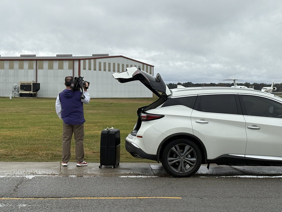 mjohnsonphoto's tweet image. 24 hours covering the Kiffin experience. How it started: finding @Cauble fresh from Oklahoma as the planes leave. How it ended: editing 📸 for @theadvocatebr in Tiger Stadium following the press conference. #ilovemyjob #LSU