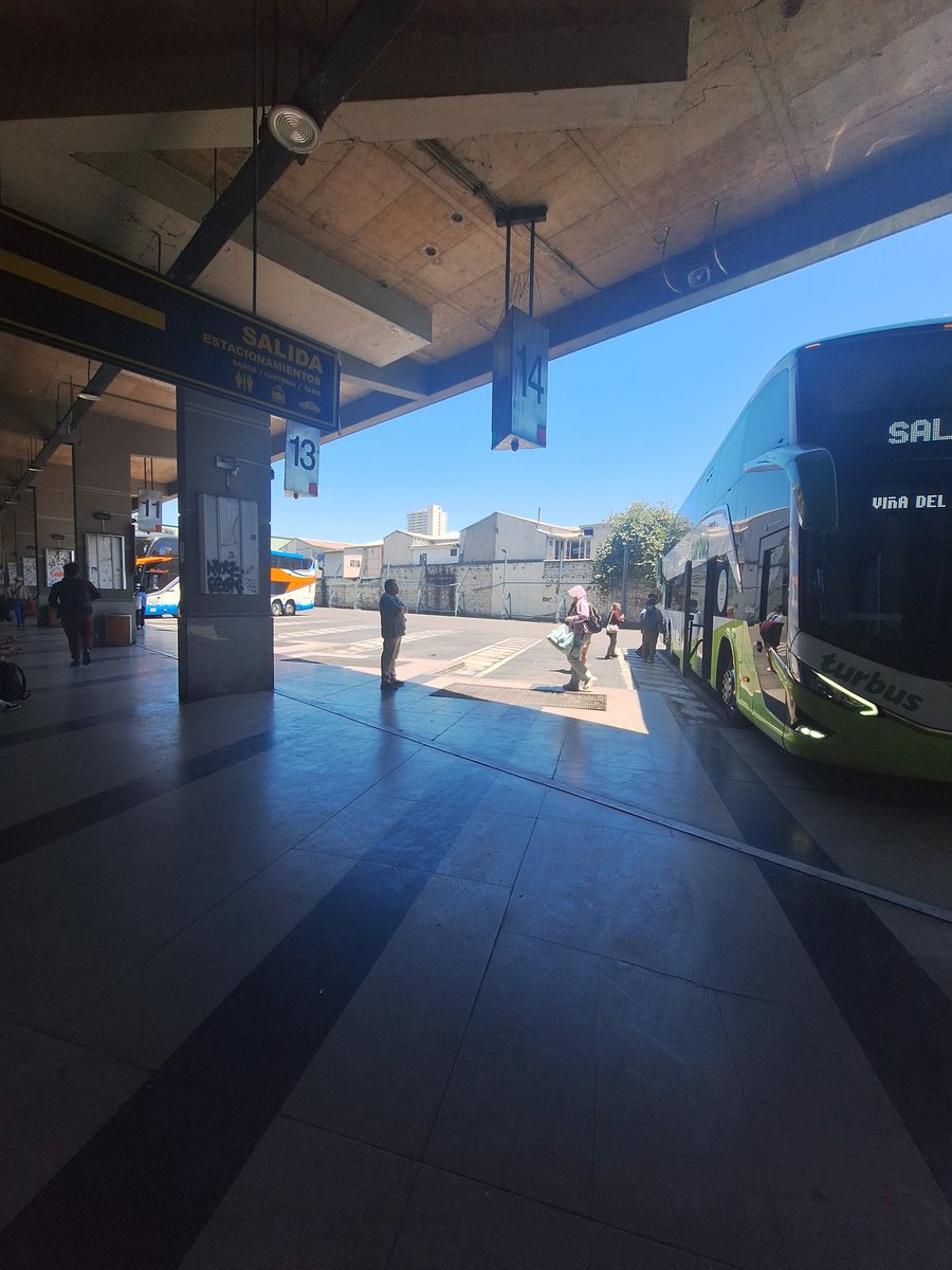 Rejilla levantads en andén 14 del Terminal de Buses en <a href="/vinadelmar/">Municipio de Viña del Mar</a> 
Además continúan los soportes publicitarios sin publicidad y la ampolleta a la vista.
