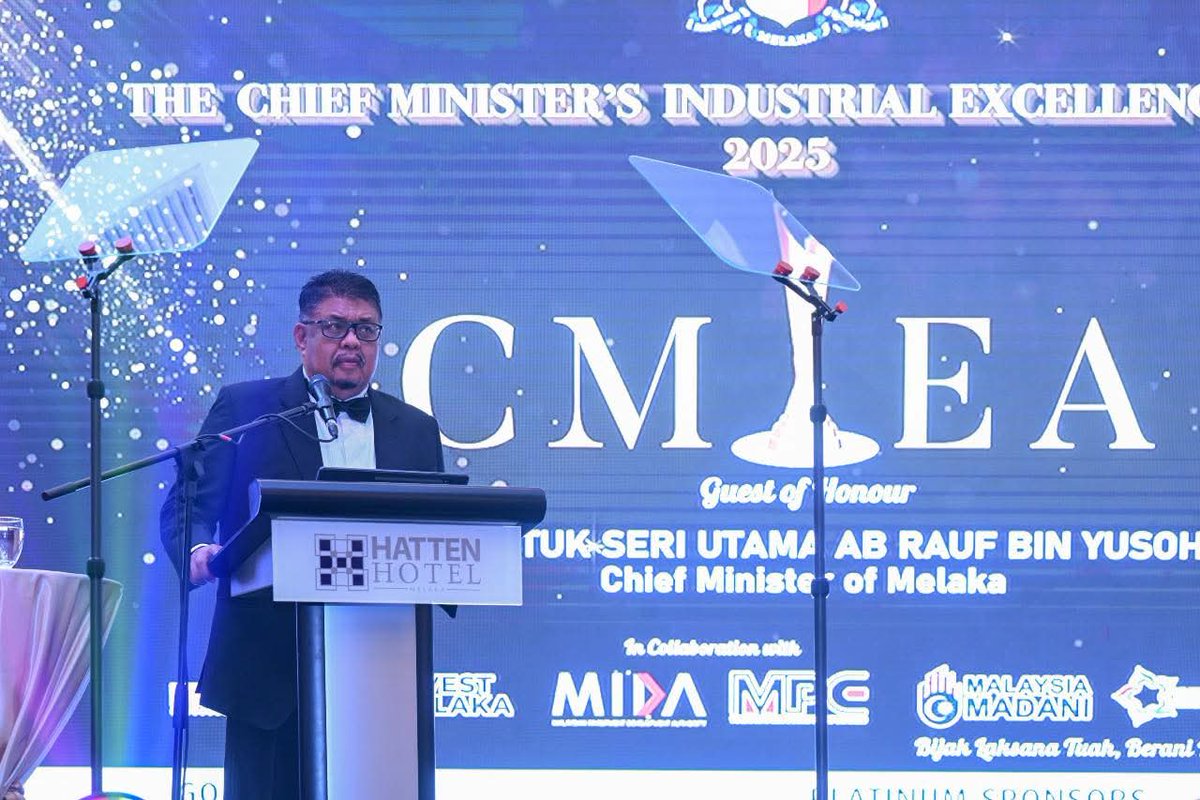 Pengarah Kerja Raya Melaka YBrs. Tuan Ir. Hj. Mohamad Salzeli bin Moktar malam ini hadir dalam Majlis Chief Minister’s Industrial Excellence Award (CMIEA) 2025 Gala Dinner yang berlangsung di Hotel Hatten, Bandar Hilir.