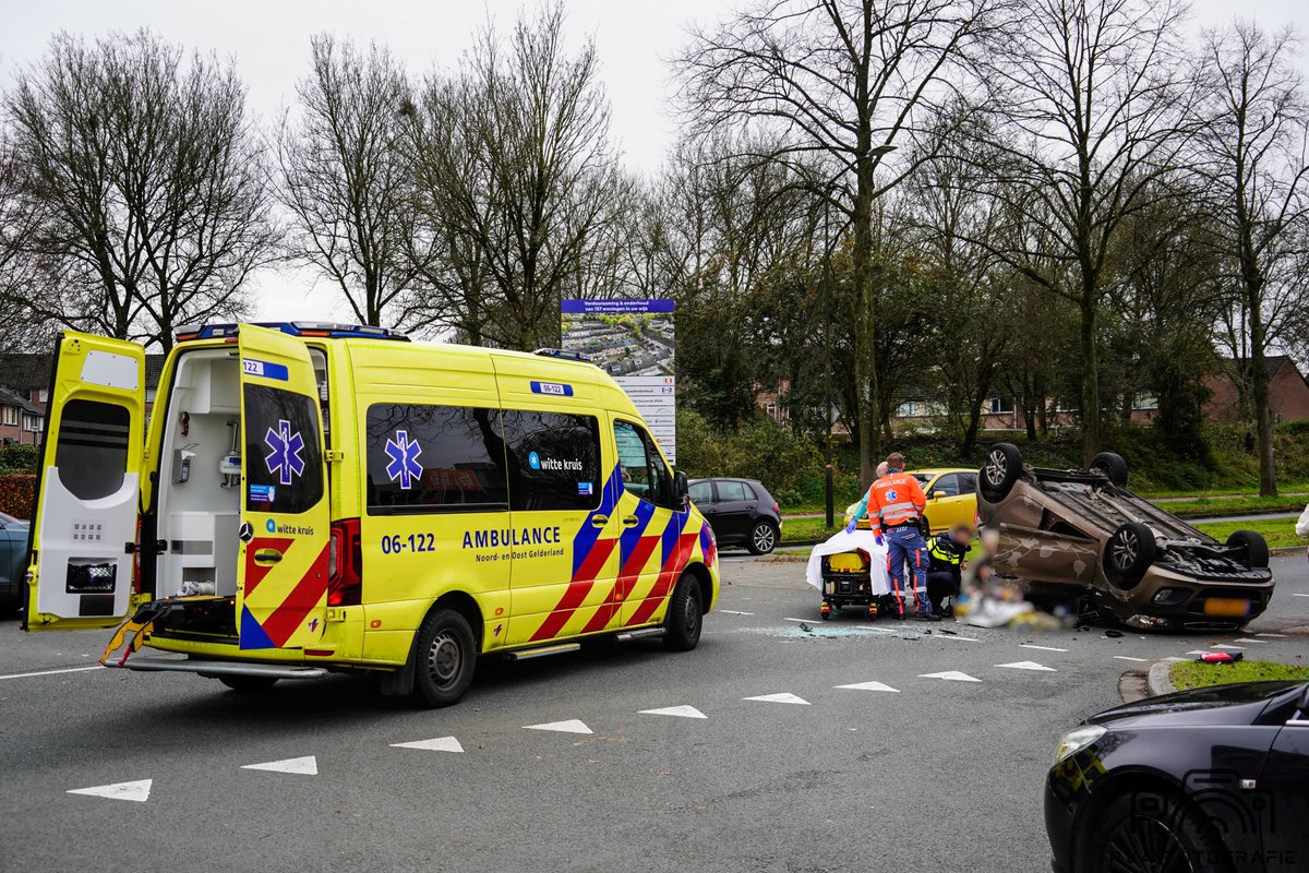 Auto belandt op de kop na aanrijding op Europaweg, Apeldoorn