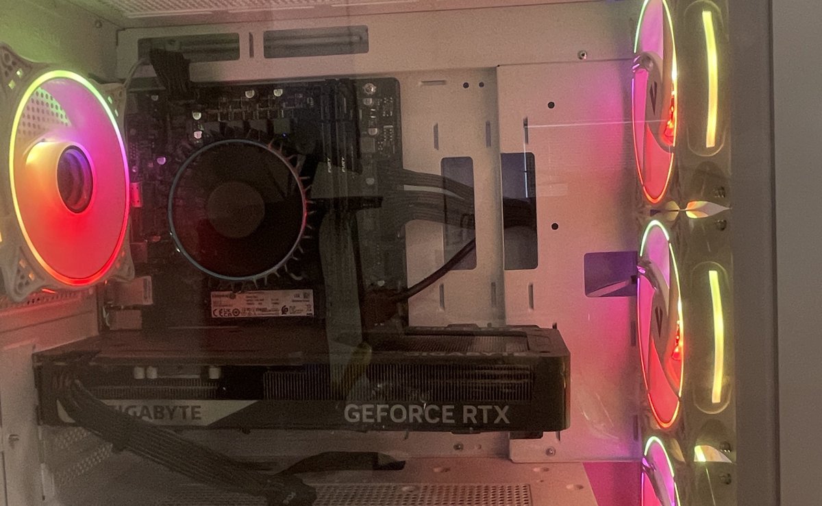 www_ginger6_com's tweet image. 🔥Pc of the day🔥

Want smooth gaming without overspending?

 This customer bought an i5-12400F + RTX 5060 rig. 32GB DDR5. 1TB SSD. ARGB case.
Built by Ginger6.

⚡ Build yours today. 👉ginger6.com/g6-infinity-x3…
#CustomPC #GamingRig #Ginger6 #RTX5060 #IntelCorei5