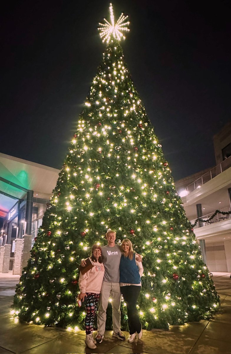 crystalmstorey's tweet photo. 🎄🙌🎉 About last night . . . 
A Highlands College Christmas!
Worship, Tree lighting, fun, games, karaoke!🙌🎄🎉
#highlandscollege #eternalimpact https://t.co/PQ6g4AVnD7