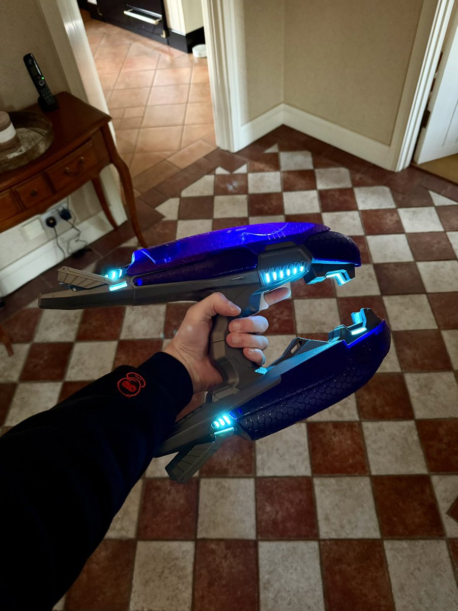 UberNick's tweet photo. Something about holding Halo weapons in real life feels badass https://t.co/wiDxom9Dxz