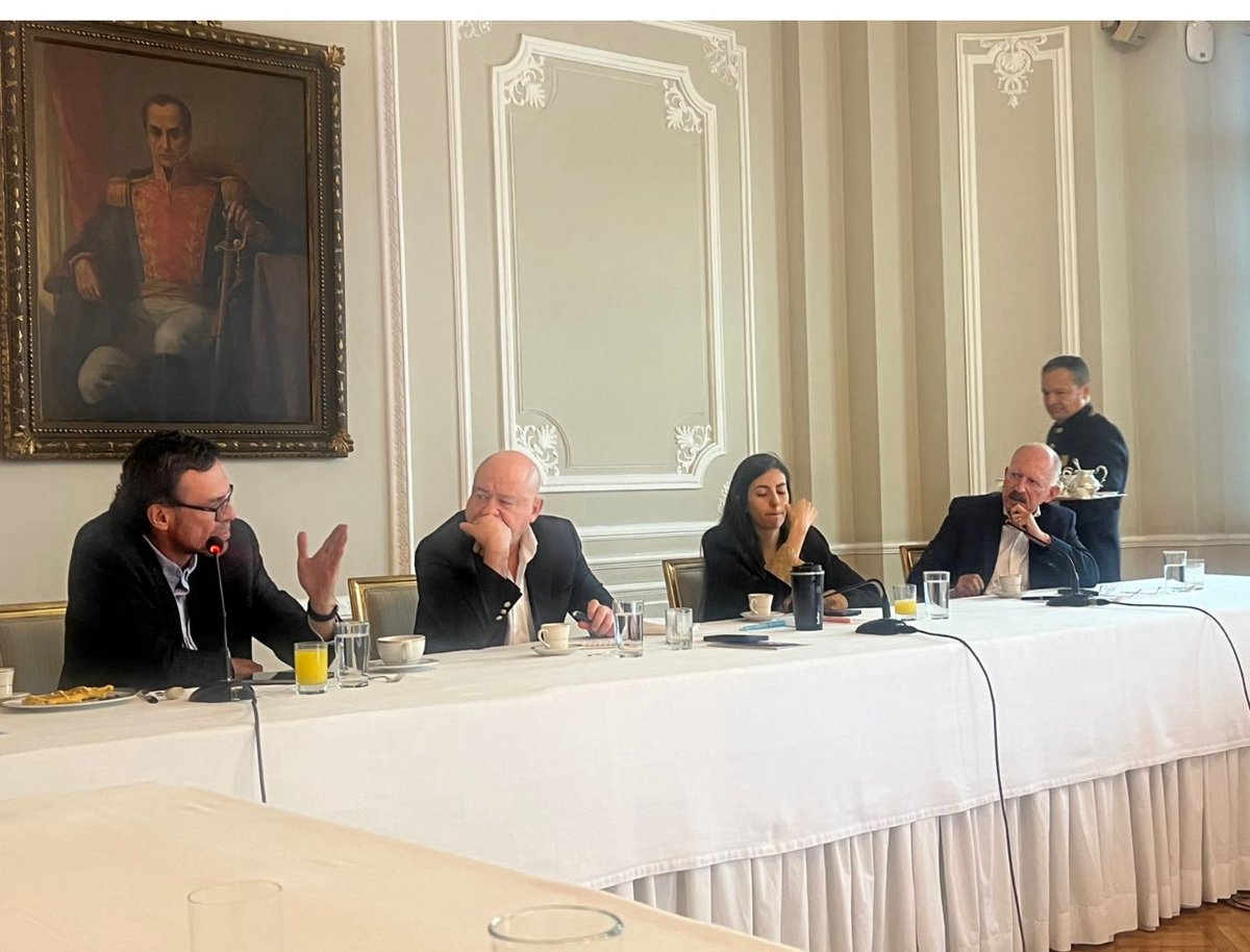 A esta hora recibimos la información de La Consejeria  de Paz del gobierno nacional sobre el estado, avance y perspectivas de los diferentes diálogos de paz que se adelantan en el país y por supuesto, exponemos nuestra opinión frente al actual estado de violencia, seguridad,