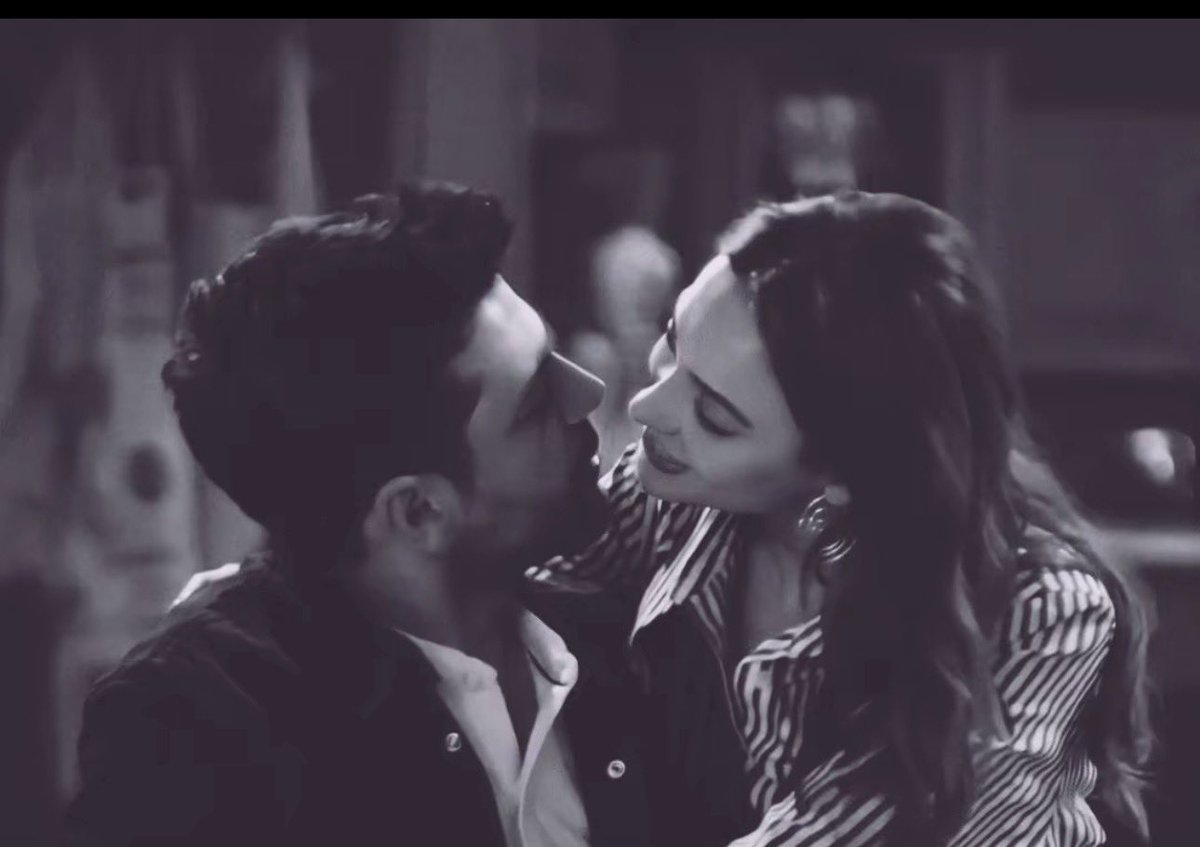 عساك تبقى وحيدي وجديدي وقديمي وما افقدك
وتبقى في سنيني انتَ اجملها .✨♥️🌍