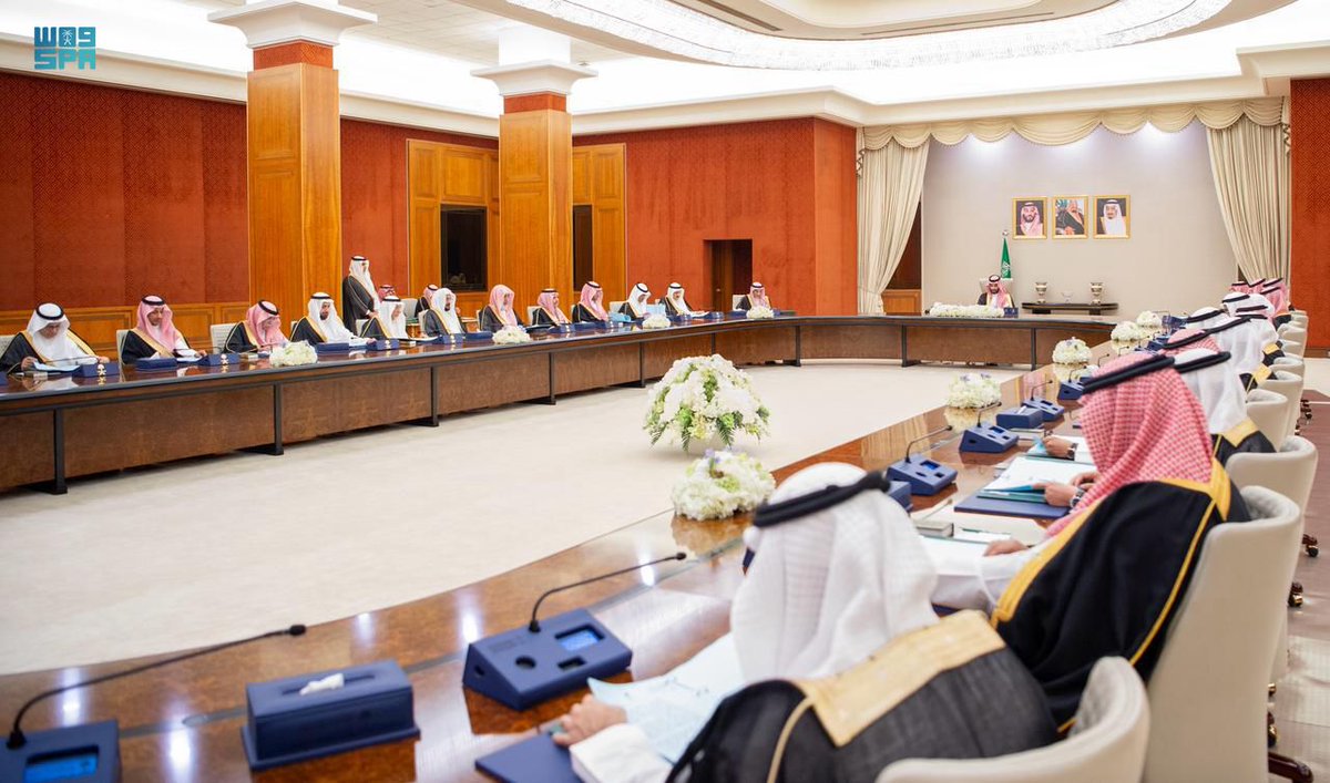 #مجلس_الوزراء يستعرض بنود الميزانية العامة للدولة للعام المالي 1447 / 1448هـ (2026م) ويُصدر قراره بشأنها متضمنًا ما يلي:
- تُعتمد النفقات العامة للدولة بمبلغ (1,312,800,000,000) ألف وثلاثمائة واثني عشر مليارًا وثمانمائة مليون ريال.
- تُقدّر الإيرادات العامة للدولة بمبلغ