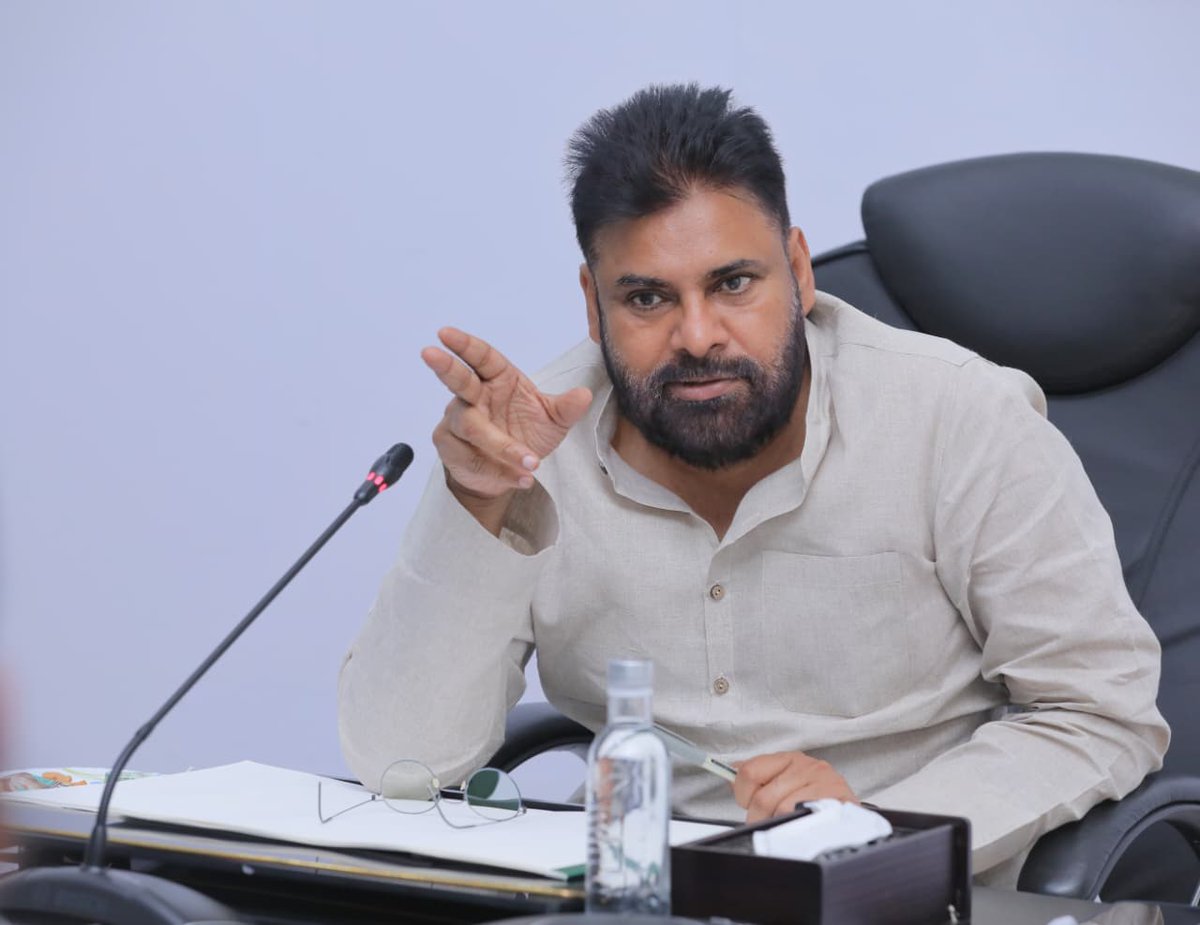 APDeputyCMO's tweet photo. సరికొత్త ఆవిష్కరణలకు పట్టం కడదాం

•గుర్తింపు, భద్రత, ప్రోత్సాహంపై దృష్టి 
•కొత్త ఆవిష్కరణలను గుర్తించిన వెంటనే పేటెంట్ 
•స్టార్టప్ లకు ప్రోత్సాహం, పారిశ్రామిక అనుసంధానం ముఖ్యం
•రక్షణకు భరోసా ఇస్తే సమాజం నుంచి కొత్తతరం ఆవిష్కర్తలు బయటికి వస్తారు
•శాస్త్ర, సాంకేతిక రంగాల్లో ప్రోత్సాహం, నిధులు సమకూర్చడం కీలకాంశం
•గౌరవ ప్రధాన మంత్రి శ్రీ @narendramodi  గారి మేడిన్ ఇండియా.. మేకిన్ ఇండియాలో భాగస్వామ్యానికి కృషి
•శాస్త్ర, సాంకేతిక శాఖ సమీక్ష సమావేశంలో రాష్ట్ర ఉప ముఖ్యమంత్రి @PawanKalyan దిశానిర్దేశం 

గ్రామ స్థాయిలో సరికొత్త ఆవిష్కరణలకు గుర్తింపు, భద్రత, ప్రోత్సాహం అనే అంశాలపై దృష్టి సారించాలని రాష్ట్ర ఉప ముఖ్యమంత్రివర్యులు, అటవీ పర్యావరణ, శాస్త్ర సాంకేతిక శాఖల మంత్రి పవన్ కళ్యాణ్ అధికారులకు స్పష్టం చేశారు. నూతన ఆవిష్కరణలను గుర్తించి తక్షణం పేటెంట్ హక్కు కల్పించడంతోపాటు వారి ఎదుగుదలకు కావాల్సిన ప్రోత్సాహం అందించగలిగితే గ్రామ స్థాయి నుంచి కొత్త తరం ఆవిష్కర్తలను బయటకు తీసుకురావచ్చని తెలిపారు. గౌరవ ప్రధాన మంత్రి శ్రీ నరేంద్ర మోదీ గారి సంకల్పం మేడిన్ ఇండియా.. మేకిన్ ఇండియాలో మనవంతు భాగస్వామ్యం అయ్యేందుకు కృషి చేయాలని దిశా నిర్దేశం చేశారు. అందుకు సంబంధించి యాక్షన్ ప్లాన్ సిద్ధం చేయాలని ఆదేశించారు. మంగళవారం క్యాంపు కార్యాలయంలో రాష్ట్ర సైన్స్ అండ్ టెక్నాలజీ విభాగం ఉన్నతాధికారులతో సమీక్షా సమావేశం నిర్వహించారు. గడచిన ఏడాది కాలంలో రాష్ట్ర శాస్త్ర సాంకేతిక శాఖ ఆధ్వర్యంలో చేపట్టిన కార్యక్రమాలపై ఆరా తీశారు. రాజమండ్రిలోని స్వామి జ్ఞానంద ప్రాంతీయ సైన్స్ సెంటర్ కార్యకలాపాలపై సమీక్షించారు. నూతన ఆవిష్కర్తల అన్వేషణ, ప్రోత్సాహం తదితర అంశాలపై చర్చించారు. 
ఈ సందర్భంగా ఉప ముఖ్యమంత్రి  పవన్ కళ్యాణ్  మాట్లాడుతూ “విజ్ఞాన ఆధారిత ఆర్థిక వ్యవస్థకు నూతన ఆవిష్కరణలే ప్రాథమిక చోదక శక్తి. శాస్త్ర సాంకేతిక రంగాల్లో కొత్త ఆలోచనలను గుర్తించడం, ప్రోత్సాహం అందించడం, వాటిని సాకారం చేసుకుని మార్కెట్ కి చేరేందుకు అవసరమైన సహాయ సహకారాలు అందించడం కీలకం. స్టార్టప్ లతో ముందుకు వచ్చే వారిని ప్రోత్సహించాలి. ముఖ్యంగా రాష్ట్ర స్థాయి నుంచి జిల్లా స్థాయి, గ్రామ స్థాయిలో నూతన ఆవిష్కరణలను గుర్తించాలి. విశ్వ విద్యాలయం స్థాయి నుంచి పాఠశాల స్థాయి వరకు ఎంతో మంది సరికొత్త ఆవిష్కరణలతో తమ సామర్థ్యాన్ని చాటుకున్నారు. అలాంటి వారిని గుర్తించి బయటకు తీసుకురావాలి. సరికొత్త ఆలోచనలను గుర్తించి ప్రోత్సాహం అందించాలి. వారిని పారిశ్రామికవేత్తలతో, ఐటీ స్టార్టప్ లు, ఎన్.ఆర్.ఐ.లు, విశ్వవిద్యాలయం స్థాయి పరిశోధకులతో అనుసంధానం చేయాలి. వారి ఆవిష్కరణలను వెలుగులోకి తీసుకురావడంతో పాటు రక్షణ కల్పించడం ముఖ్యం. అందుకోసం గుర్తింపు పొందిన ఆవిష్కరణలపై అధ్యయనం ప్రక్రియ పూర్తయిన వెంటనే భద్రత కల్పిస్తూ పేటెంట్ రైట్స్ ఇప్పించాలి. ఇప్పటి వరకు ఈ తరహా ఆవిష్కరణలు రాష్ట్ర స్థాయిలో, జిల్లా స్థాయిలో గుర్తింపు పొందినా ఓ వేదికపై బహుమతులు అందించడం వద్దే ఆగిపోతున్నాయి. 

నూతన ఆవిష్కరణలకు ఎంఎస్ఎంఈ పార్కుల్లో ప్రాధాన్యం
సరికొత్త ఆవిష్కరణలతో ముందుకు వచ్చే వారిని గుర్తించి వారిని విపణికి పరిచయం చేసే బాధ్యత ప్రభుత్వమే తీసుకోవాలి. అవసరం అయితే ఎంఎస్ఎంఈ పార్కుల్లో వీరికి ప్రాధాన్యత ఇచ్చే అంశంపై గౌరవ ముఖ్యమంత్రి శ్రీ @ncbn గారితో చర్చిస్తాం. మన అవసరాలకు తగిన విధంగా మనమే వస్తువులు తయారు చేసుకోవాలి. గౌరవ ప్రధాన మంత్రి శ్రీ నరేంద్ర మోదీ గారి మేడిన్ ఇండియా, మేకిన్ ఇండియా నినాదం వెనుక ఉన్న లక్ష్యం అదే. దిగుమతుల మీద ఆధారపడడం తగ్గించుకోగలిగితే అది మన ఆర్ధిక వ్యవస్థకు చోదక శక్తి అవుతుంది. 2047 నాటికి దేశాన్ని ప్రపంచ ఆర్ధిక శక్తిగా తీర్చిదిద్దేందుకు దోహద పడుతుంది.

మన అవసరాలు మనమే తీర్చుకునే ఆలోచనలకు ప్రోత్సాహం
ఒక గ్రామ స్థాయిలో ప్రజల అవసరాలు తీర్చేందుకు ఎలాంటి సాంకేతికత అవసరమో ఆ దిశగా ఆలోచనలు చేసే వారిని ప్రోత్సహిద్దాం. కనీస సౌకర్యాలు లేని కుటుంబంలో పుట్టిన డాక్టర్ ఏపీజే అబ్దుల్ కలాం గారు మిసైల్ మ్యాన్ ఆఫ్ ఇండియా అయ్యారు. ఆయన స్ఫూర్తితో సరికొత్త ఆవిష్కరణలు చేసే యువతకు రాష్ట్రంలో కొదవ లేదు. రాజమండ్రి ప్రాంతీయ సైన్స్ సెంటర్ కి వెళ్లిన సందర్భంలో అక్కడ విద్యార్ధులు తమ తల్లిదండ్రులు పడుతున్న కష్టాన్ని తగ్గించాలన్న ఆలోచనతో రూపొందించిన కొన్ని ఆవిష్కరణలు నన్ను ఆకర్షించాయి. అలాంటి వారిని ప్రోత్సహిస్తే భవిష్యత్తులో అద్బుతాలు సృష్టిస్తారు. అది భౌతిక శాస్త్రం కావచ్చు, రసాయన శాస్త్రం కావచ్చు, మరేదైనా కావచ్చు మన అవసరాలకు తగిన విధంగా ఆవిష్కరణలు ఉండేలా విద్యార్ధులను తీర్చిదిద్దాలి. ఆవిష్కరణలకు విద్యార్హత కొలమానం కాదు. వయోబేధాలు, ప్రాంతీయ బేధాలతో సంబంధం లేదు. 
ఉదాహరణకు నల్లమల అటవీ ప్రాంతానికి చెందిన శివ అనే ఓ చెంచు యువకుడు తమ ప్రాంతంలో యురేనియం తవ్వకాల కోసం జరుగుతున్న అన్వేషణను నా దృష్టికి తీసుకు వచ్చాడు. తమ ఉనికికి పొంచి ఉన్న ప్రమాదాన్ని వివరించాడు. యురేనియం బారి నుంచి తమ గ్రామాన్ని ఎలా కాపాడాలో తెలిపి సహాయం కోరాడు. ప్రభుత్వం మీద ఒత్తిడి తెచ్చి మనం దాన్ని ఆపగలిగాం. తీర ప్రాంతాల్లో నివశించే మత్స్యకార యువతలో వలలు, వేట సామాగ్రి తయారీలో అద్భుతమైన నైపుణ్యం ఉంటుంది. ఆ నైపుణ్యానికి సాంకేతికత జోడిస్తే వేటను సులభతరం చేసే అద్భుత ఆవిష్కరణ బయటకు వస్తుంది. అందుకు మనమంతా చేయాల్సిన ముఖ్యమైన పని సరికొత్త ఆలోచనలు, ఆవిష్కరణలు గుర్తించడమే. అధ్యయనం తర్వాత ఆ ఆవిష్కరణలు విపణికి చేరేందుకు సహకారం అందించాలి. పారిశ్రామికవేత్తలు, ఎన్.ఆర్.ఐ.లు, ఆలోచనలకు మరింత పదును పెట్టేందుకు విశ్వవిద్యాలయం స్థాయి ప్రొఫెసర్లతో కలిపి ఒక యాక్షన్ ప్లాన్ సిద్ధం చేయండి. నూతన సంవత్సరం.. నూతన ఆవిష్కరణలతో మన రాష్ట్ర యువత మేధస్సుని వెలుగులోకి తీసుకురావాలి” అన్నారు. 
ఈ సమీక్ష సమావేశంలో రాష్ట్ర అటవీ, పర్యావరణ, శాస్త్ర, సాంకేతిక శాఖ ప్రత్యేక ప్రధాన కార్యదర్శి శ్రీ కాంతిలాల్ దండే గారు, మెంబర్ సెక్రటరీ శ్రీ శరవణన్ గారు, ఆప్ కాస్ట్ సీఈఓ, మెంబర్ సెక్రటరీ డాక్టర్ కె. శరత్ కుమార్ తదితరులు పాల్గొన్నారు.