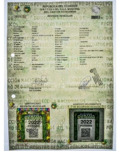 OscarAyerve's tweet photo. 🔴JUEZ DE ECHEANDÍA ACEPTÓ LA FORMULACIÓN DE CARGOS SOLICITADA POR LA @FiscaliaEcuador CONTRA DAVID MONROY, JIMMY RIVERA Y YESSENIA ORBE, POR EL DELITO DE EST4FA RELACIONADO CON EL USO ILEGAL DE PAPEL DE SEGURIDAD EN MOVILIDAD, DE PROPIEDAD DE LA DINARDAP
La Fiscalía imputó a los procesados por la utilización ilegal del papel de seguridad con marca de agua exclusiva de la DINARDAP, destinado únicamente para los Registros Mercantiles del Ecuador, y que habría sido empleado ilícitamente en la elaboración de documentos de matrículas y RTV de vehículos y motos.
La denuncia fue presentada en julio de 2023 contra los 3 investigados, y la DINARDAP se adhirió al proceso en calidad de víctima, solicitando que la Fiscalía ejecute todas las diligencias y actuaciones procesales necesarias.
Cabe recordar que se han presentado denuncias por el uso ilegal de este papel de seguridad para la fabricación fraudulenta de matrículas y documentos de RTV en al menos 22 GAD del país. Increíble pero cierto, solo 3 Alcaldes presentaron la denuncia en calidad de víctimas de est4fa, f4lsificación y uso de documento falso.
Los informes periciales son contundentes e irrefutables. En la exposición de los hechos, la Fiscalía respaldó documentalmente su petición de formulación de cargos, la cual fue aceptada por el Juez. En consecuencia, se dictaron medidas cautelares contra los imputados: deberán presentarse semanalmente ante la Unidad Judicial, tienen prohibición de salida del país y no podrán enajenar bienes durante el tiempo que dure el proceso.
Es inadmisible que delincu3ntes continúen operando sin escrúpulos en la compra pública, comercializando documentos de seguridad con especificaciones técnicas mínimas y sin infraestructura tecnológica, poniendo en riesgo la seguridad pública, la trazabilidad vehicular y la lucha contra el crim3n 0rganizado.
El país exige que todos los casos vinculados al uso indebido del papel de la DINARDAP avancen con la misma firmeza, transparencia y rigurosidad institucional.
@DanielNoboaOk @Presidencia_Ec @AsambleaEcuador @JohnReimberg @MinGobiernoEc @MinInteriorEc @DefensaEc @CJudicaturaEc
@CorteNacional @ANT_ECUADOR @FFAAECUADOR @PoliciaEcuador @elcomerciocom
@eluniversocom @Primicias @revistavistazo
@lahoraecuador @Expresoec @Teleamazonas24H
@EcuavisaInforma @TVCEcuador @tctelevision
@CarlosVerareal @visionariasec @radiocentroec
@radiosonoramaec @democraciaec @radiosucesosec