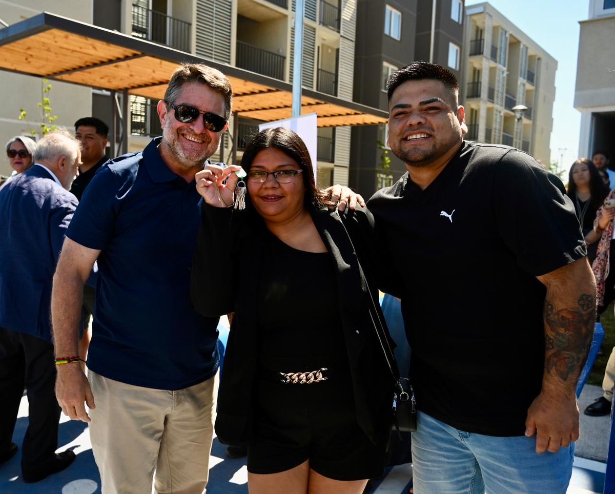 Orrego's tweet image. Construir ciudad es mucho más que levantar viviendas: es garantizar el derecho a vivir cerca de servicios, parques, transporte y oportunidades. Hoy celebramos que 188 familias de Cerro Navia acceden no solo a una casa propia, sino a un barrio bien conectado, humano y con…