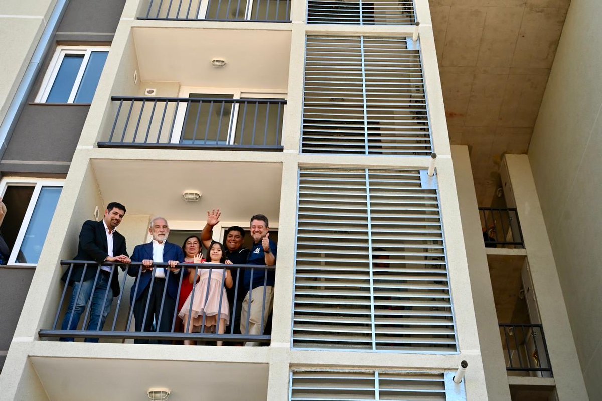 Orrego's tweet image. Construir ciudad es mucho más que levantar viviendas: es garantizar el derecho a vivir cerca de servicios, parques, transporte y oportunidades. Hoy celebramos que 188 familias de Cerro Navia acceden no solo a una casa propia, sino a un barrio bien conectado, humano y con…