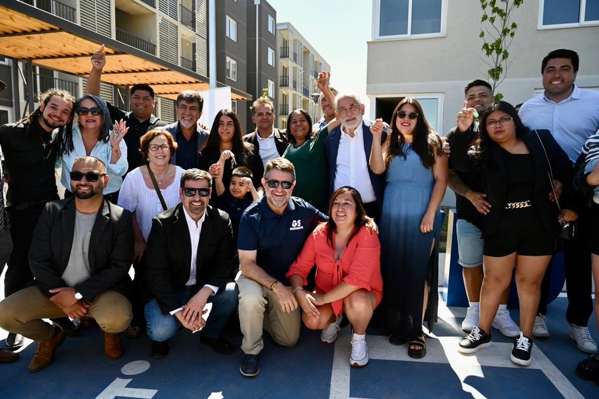 Orrego's tweet image. Construir ciudad es mucho más que levantar viviendas: es garantizar el derecho a vivir cerca de servicios, parques, transporte y oportunidades. Hoy celebramos que 188 familias de Cerro Navia acceden no solo a una casa propia, sino a un barrio bien conectado, humano y con…
