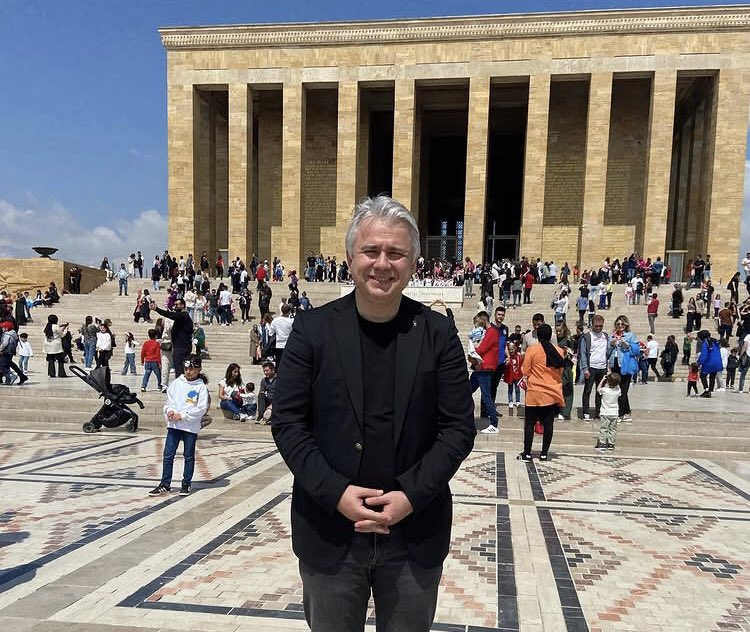 PKK’nın kurulduğu tarladan kuruluş yıldönümünde canlı yayın yapan Sezgin Tanrıkulu’nun CHP’den vekil seçilmesine gıkları çıkmıyor ama Ersan Barkın’ın Sözcü’nün hukuk danışmanı olmasını yediremiyorlar. Ersan Barkın;buz gibi Kemalist bir Türk Aydınıdır. Hayırlı olsun Ağabey.