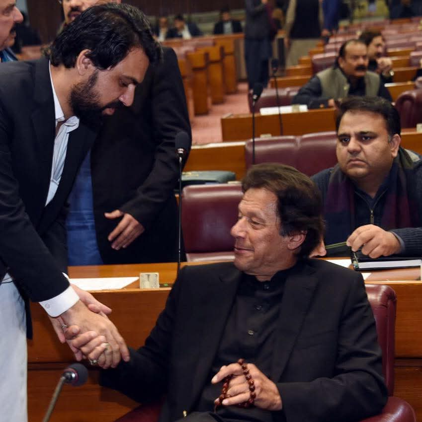ISFofficialLHR's tweet photo. تحریک انصاف میں صرف isf ایک ایسا پلیٹ فارم ہے جس پر ایک تنظیم کی طرح محنت ہوئی. جہاں عام گھروں کے عام لوگ عہدیداران بنتے ہیں. مشکل حالات میں  بہترین لوگ isf سے سامنے آئے ہیں. عمران خان نے آج دوبارہ آئی ایس ایف پر اعتماد کرتے ہوئے سابق صدر شاہد خٹک کو پارلیمانی لیڈر مقرر کیا https://t.co/Orixe2f04u